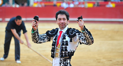 Vicente Barrera se despide a lo grande a hombros en Valencia