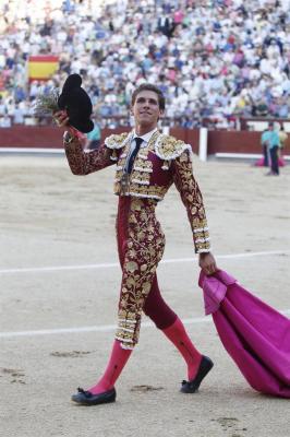 Ginés Marín primer matador de toros a hombros en la feria de San Juan de Alicante