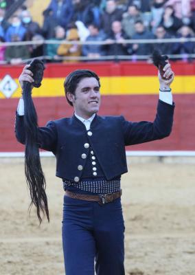 Guillermo Hermoso de Mendoza abre su primera puerta grande en Pamplona